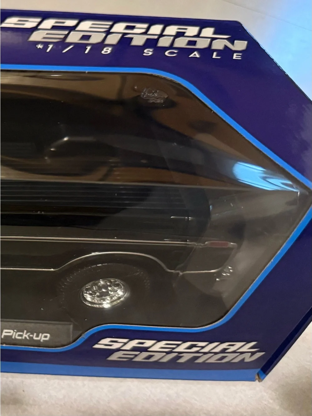 Black & White 1979 Ford F-150 Pickup Maisto 1/18 Die-Cast